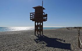 Global Properties, Adosado en la playa con piscina